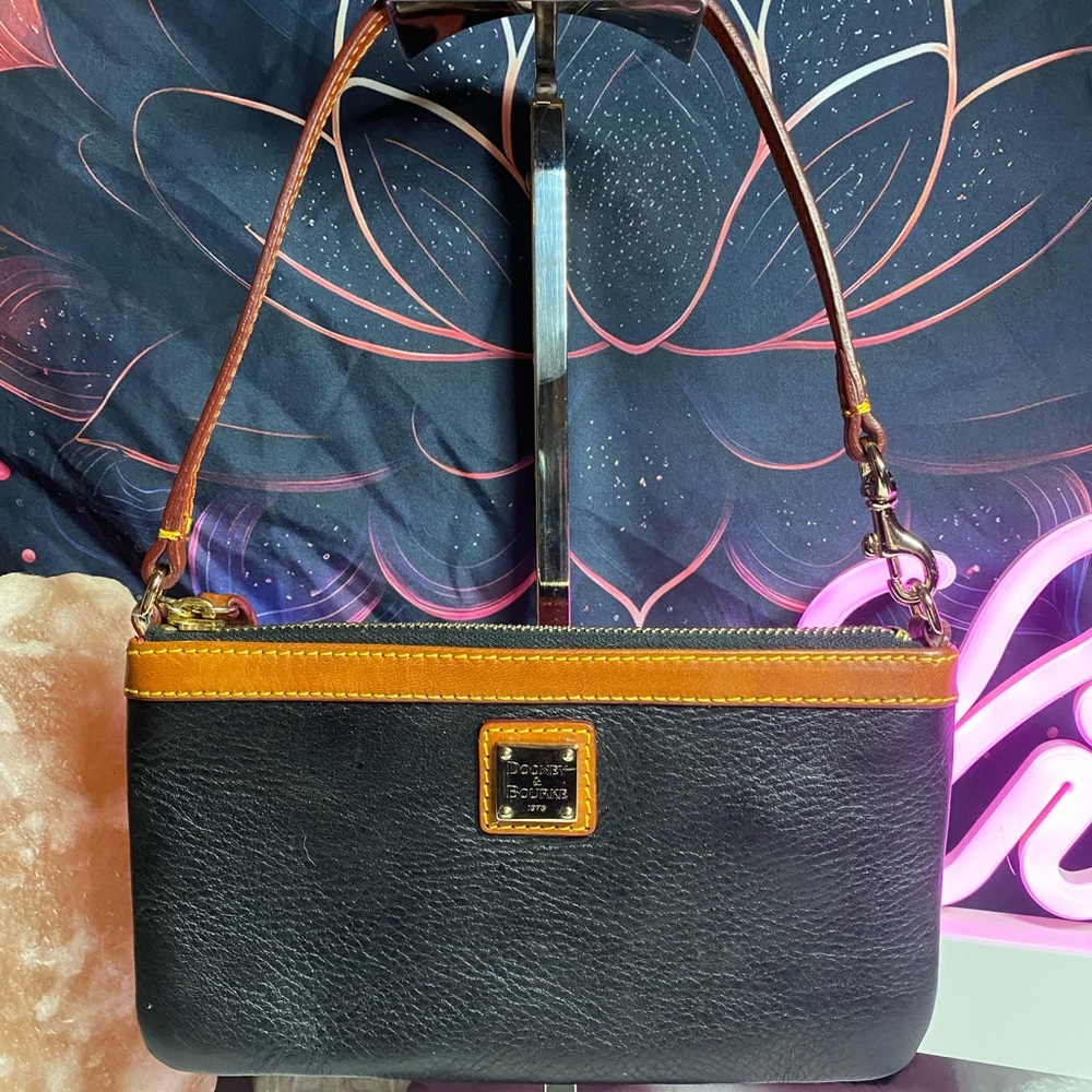 EUC Dooney & Bourke Pebbled Leather Clutch/Wristlet